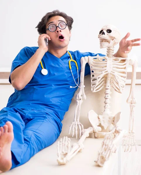 Vicces doktor csontvázzal a kórházban. — Stock Fotó