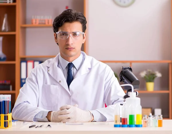 Jonge biochemicus werkzaam in het lab — Stockfoto