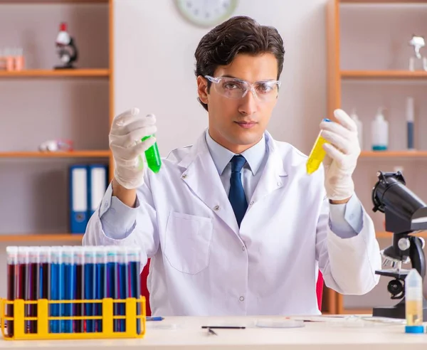 Jeune beau biochimiste travaillant dans le laboratoire — Photo