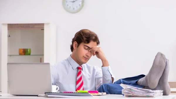 Ung attraktiv affärsman som arbetar på kontoret — Stockfoto