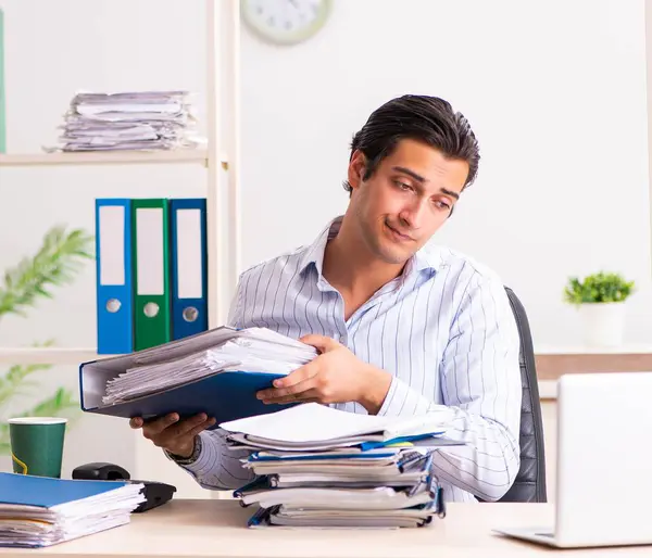 Junge Mitarbeiterin sitzt im Büro — Stockfoto