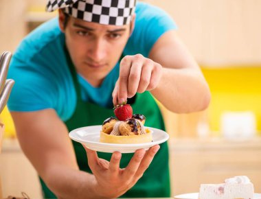 Adam evde pasta hazırlıyor.