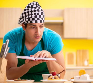 Adam evde pasta hazırlıyor.