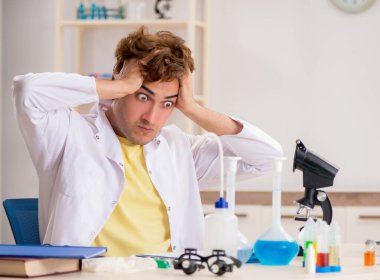 Deneyler ve testler yapan çılgın bir kimyager.