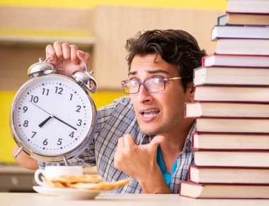 Sınava hazırlanan öğrenci mutfakta oturuyor.