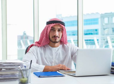 Ofiste çalışan Arap işadamı.