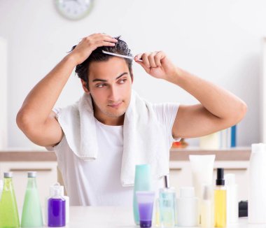 Tuvaletteki genç yakışıklı adam hijyen konseptinde.