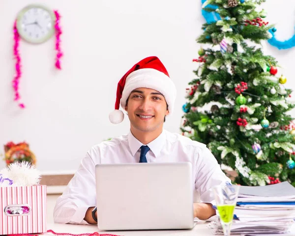 Anställd affärsman firar jul i ämbetet — Stockfoto