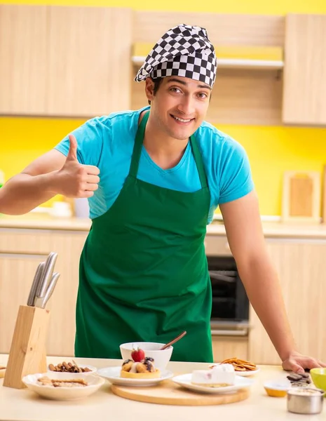 Молодой профессиональный повар готовится на кухне — стоковое фото