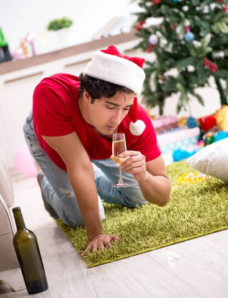 Genç adam Noel partisinden sonra evde sarhoş. — Stok fotoğraf