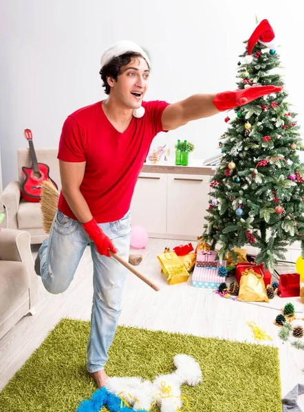 Mężczyzna sprzątający mieszkanie po przyjęciu świątecznym — Zdjęcie stockowe