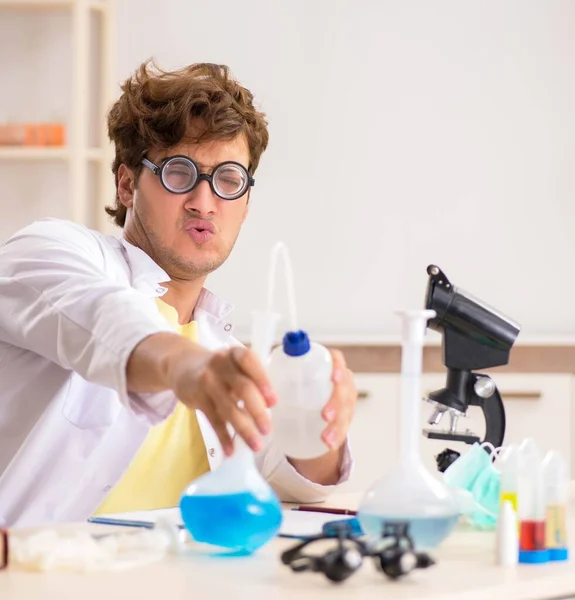 Legrační šílený chemik dělá experimenty a testy — Stock fotografie
