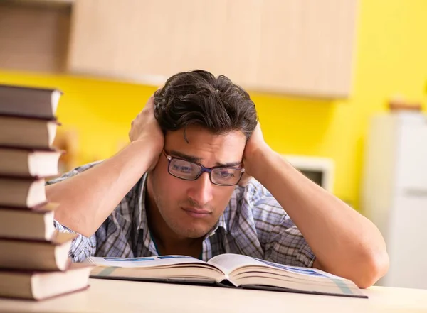 Estudiante preparándose para el examen sentado en la cocina — Foto de Stock