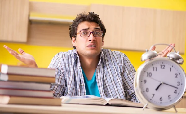 Student preparing for exam sitting at the kitchen — Stock Photo, Image