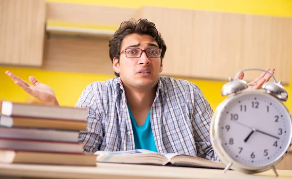 Studente che si prepara per l'esame seduto in cucina — Foto Stock