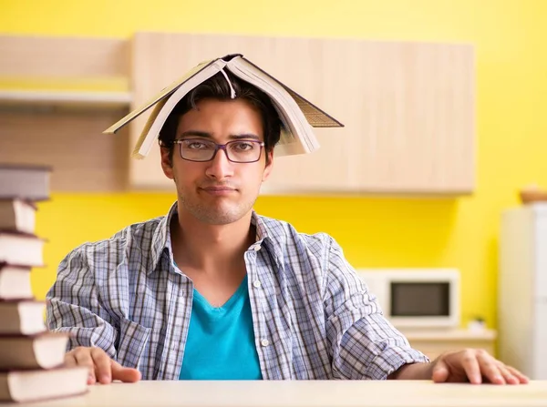 Student bereitet sich auf Prüfung in der Küche vor — Stockfoto