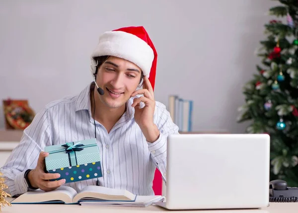 Telesalsoperatör under jul försäljning på telefon — Stockfoto
