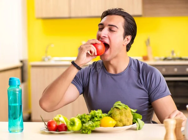 Diétázó és egészséges táplálkozás koncepciójú fiatalember — Stock Fotó