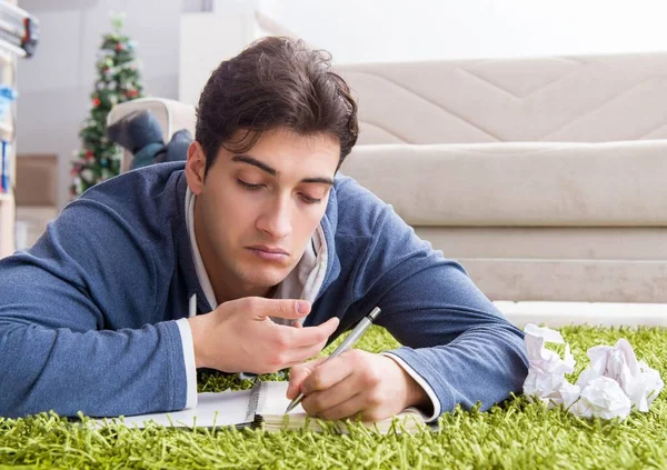 Estudiante guapo trabajando en el proyecto de inicio en casa — Foto de Stock