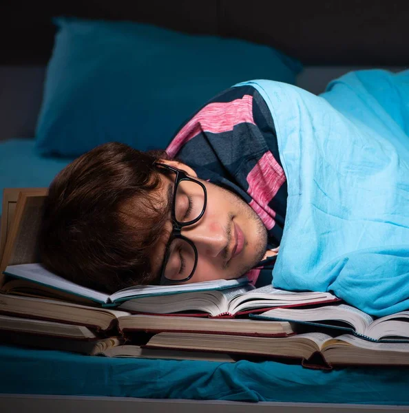 Estudiante joven preparándose para los exámenes en casa por la noche —  Fotos de Stock