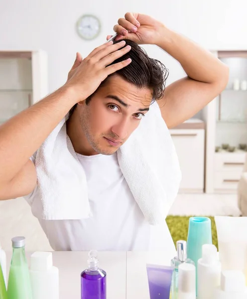 Joven hombre guapo en el baño en concepto de higiene —  Fotos de Stock