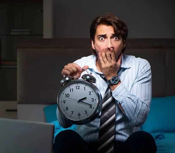 Hombre de negocios cansado trabajando horas extras en casa por la noche —  Fotos de Stock