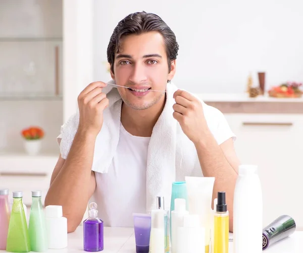 Joven hombre guapo en el baño en concepto de higiene — Foto de Stock