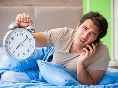 Uykusuzluk çeken bir adam.