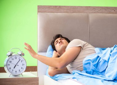 Uykusuzluk çeken bir adam.