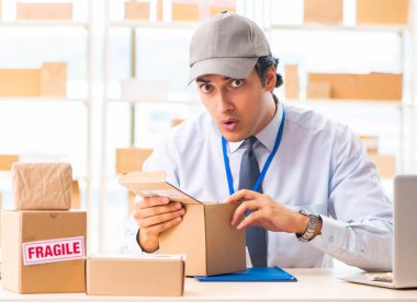 Kutu taşıma servisinde çalışan erkek çalışan.