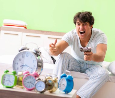 Genç adam sabahın köründe uyanmakta zorlanıyor.