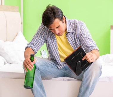 Mutsuz aşk kavramında üzgün genç adam.