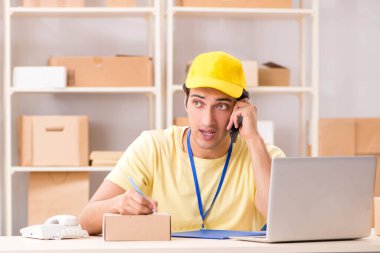 Kutu taşıma servisinde çalışan yakışıklı bir müteahhit.