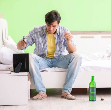 Mutsuz aşk kavramında üzgün genç adam.