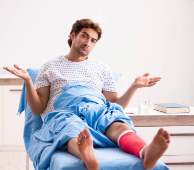 Yaralı adam hastanede tedavi bekliyor.