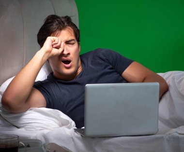 Genç yakışıklı adam evinde uykusuzluk çekiyor.