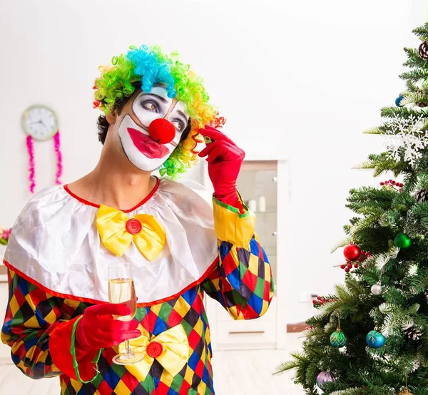 Clown divertente nel concetto di celebrazione di Natale — Foto Stock