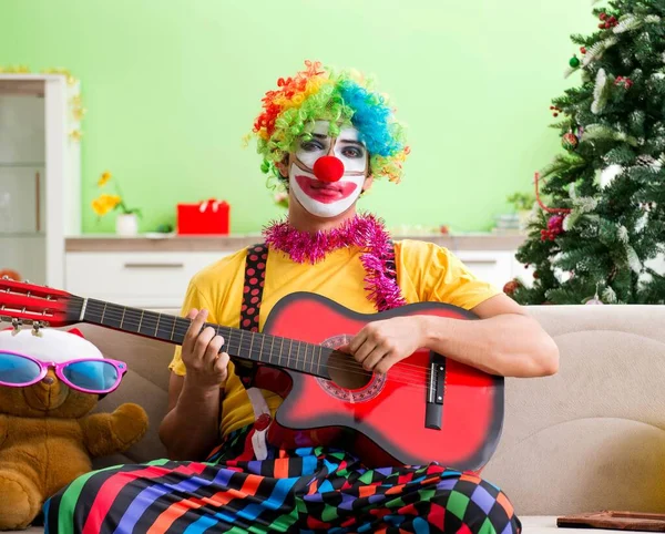 Payaso divertido en concepto de celebración de Navidad — Foto de Stock