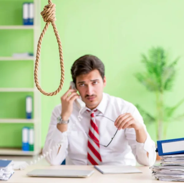사무실에서 자살을 생각하는 절망적 인 사업가 — 스톡 사진