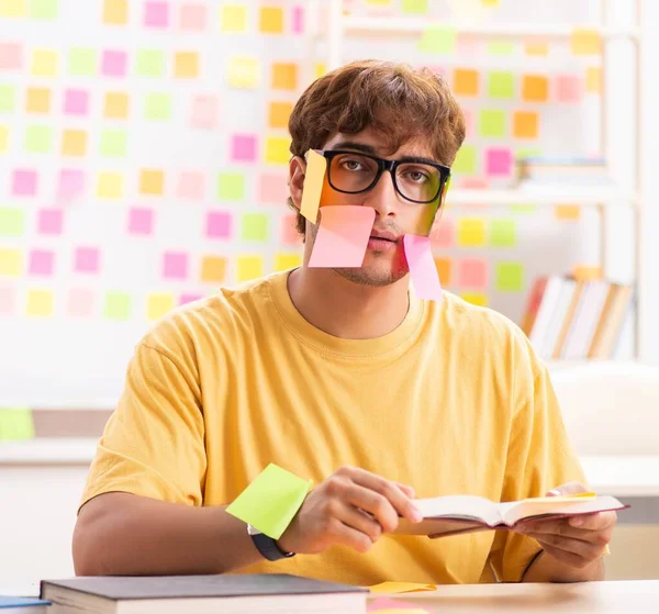 Student bereitet sich auf Prüfungen mit vielen widersprüchlichen Prioritäten vor — Stockfoto