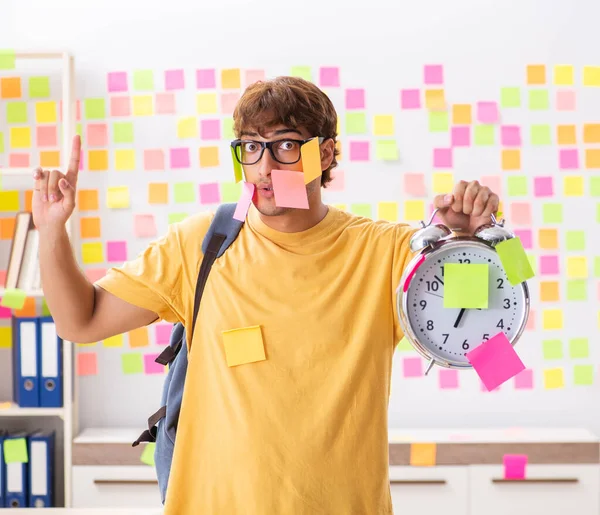 Student förbereder sig för prov med många motstridiga prioriteringar — Stockfoto