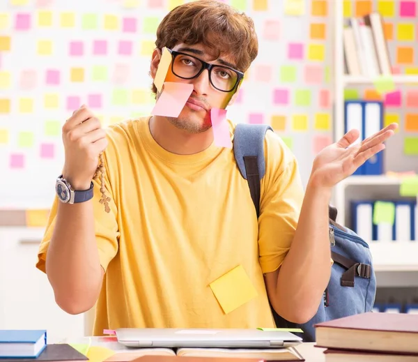 Estudiante preparándose para exámenes con muchas prioridades contradictorias —  Fotos de Stock