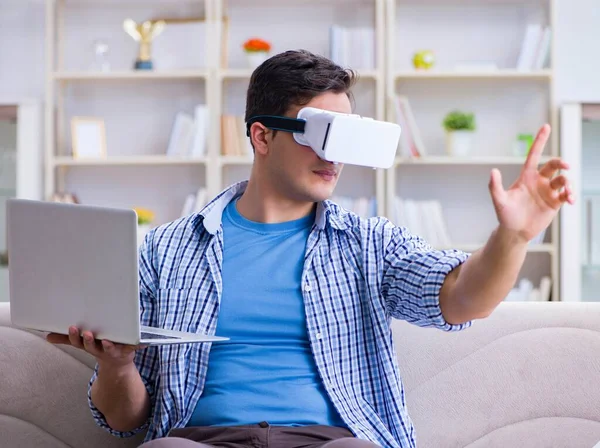 Ανεξάρτητος φοιτητής με γυαλιά εικονικής πραγματικότητας στο σπίτι — Φωτογραφία Αρχείου