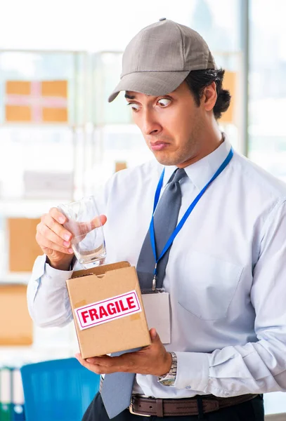 Male employee working in box delivery relocation service — Stock Photo, Image