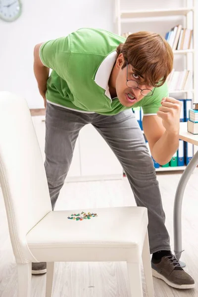 Bürostreich mit scharfen Daumenschrauben auf Stuhl — Stockfoto