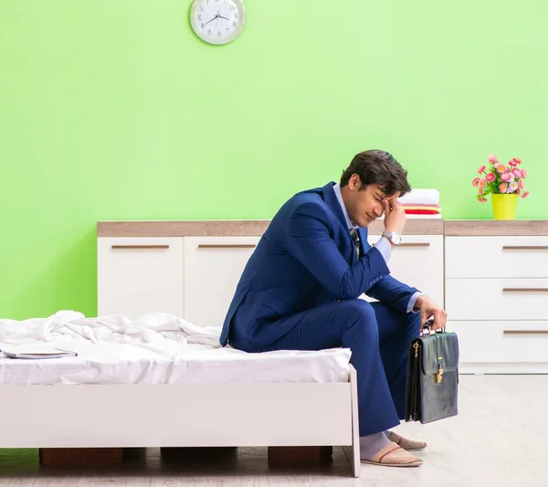 Geschäftsmann macht Überstunden im Hotelzimmer — Stockfoto