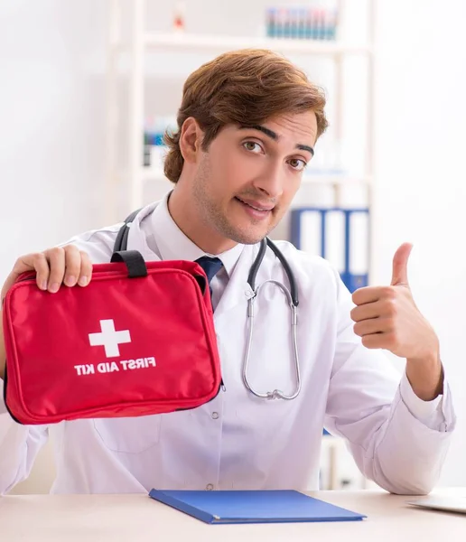 Junger Arzt mit Verbandskasten im Krankenhaus — Stockfoto