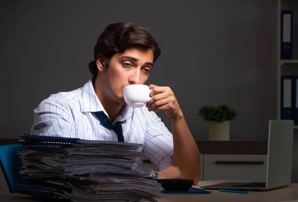 Jeune directeur financier travaillant tard le soir au bureau — Photo