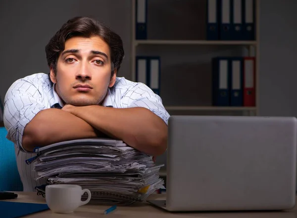 Ung ekonomichef som arbetar sent på kvällen på kontoret — Stockfoto