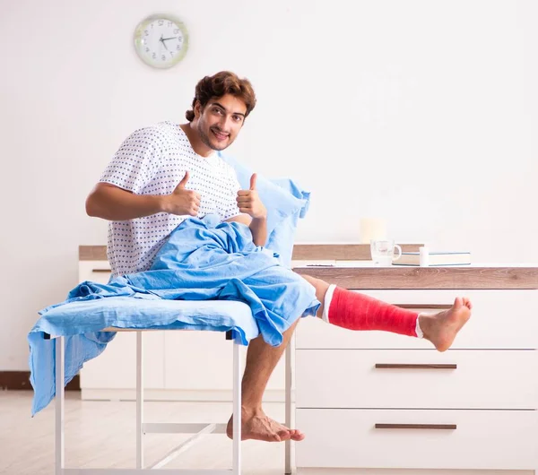 Homem ferido esperando tratamento no hospital — Fotografia de Stock